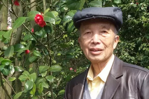 長篇小說獎(jiǎng)：獲獎(jiǎng)作品《破荒》作者：袁仁琮（侗族）         創(chuàng)作感言　　如何看待歷史，如何看待現(xiàn)實(shí)，是沒有現(xiàn)成答案的。需要站在一定高度，以人民的利益、國家和民族利益為出發(fā)點(diǎn)和歸宿，冷靜地思考，辨別是與非、高與低，作出判斷。我寫三卷本長篇小說《破荒》遇到的最大障礙，就是要從紛繁復(fù)雜的歷史和現(xiàn)實(shí)生活中找出一條路來。