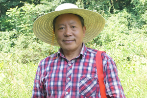 長篇小說獎(jiǎng)：獲獎(jiǎng)作品《白虎寨》作者：李傳鋒（土家族）         創(chuàng)作感言　　我采用現(xiàn)實(shí)主義手法，多角度聚焦貧困山村，近距離體察鮮活農(nóng)事，思考社會(huì)變革。我盡量使作品有著豐富的“三農(nóng)”信息，讓作品跳動(dòng)著強(qiáng)勁的時(shí)代脈搏。我沒有過多地關(guān)注寫作的技術(shù)，而是將心血灌注于鮮活的物事。就像唱山歌一樣，激情一來，就高興地吼幾嗓子?！栋谆⒄肪褪俏覟橹袊鲐毷聵I(yè)獻(xiàn)唱的一首山歌。