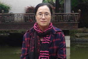 中短篇小說獎(jiǎng)：獲獎(jiǎng)作品《長河》作者：馬金蓮（回族）         創(chuàng)作感言　　從18歲開始寫作，在不耽誤婚姻和家庭生活的同時(shí)，我固執(zhí)地將文學(xué)這個(gè)業(yè)余愛好堅(jiān)持了16年。16年，紅顏少女的鬢邊皺紋暗暗生了一圈又一圈。只有時(shí)間在遠(yuǎn)處一直靜靜微笑，它像一位大智的賢者，始終在無聲地注視。這個(gè)過程里，它悄悄將許多的恩賜獎(jiǎng)賞給了埋頭趕路的我，比如這沉甸甸的“駿馬獎(jiǎng)”。