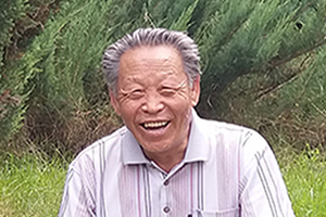 詩歌獎(jiǎng)：獲獎(jiǎng)作品《崔龍官詩選集》作者：崔龍官（朝鮮族）         創(chuàng)作感言　　在這本詩選集中，可以說是以“虛”與“靜”為思想底色的，其核心技巧則應(yīng)該說是意象的創(chuàng)造。思想、經(jīng)驗(yàn)、技巧，如一條條縱橫交錯(cuò)的絲線，共同織成了一段綢布。我進(jìn)行詩歌創(chuàng)作時(shí)，在語言功能的發(fā)揮上格外下了點(diǎn)功夫。至于這一段綢布的質(zhì)量究竟如何，我心里還沒譜。 