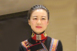 詩歌獎(jiǎng)：獲獎(jiǎng)作品《好時(shí)光》作者：魯娟（彝族）         創(chuàng)作感言　　從故鄉(xiāng)的起點(diǎn)出發(fā)，怎樣去尋找一種最適合表達(dá)自己的方式，這是我一直要摸索探尋的路?？娝古裾业搅宋?，詩歌這雙看不見的翅膀，帶領(lǐng)我從平凡、瑣碎、黯淡的日常生活中提升，擦亮被灰塵蒙敝已久、無處不在的詩意，教會(huì)我從黯淡的生活中提煉出一束束閃閃發(fā)光的金薔薇。