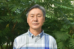 散文獎(jiǎng)：獲獎(jiǎng)作品《話說歷史的江——圖們江》作者：金寬雄（朝鮮族）         創(chuàng)作感言　　從語言分布的角度上看，中國的朝鮮語和其他少數(shù)民族語言與納瓦霍語的狀況相類似，使用的人群小。然而，少數(shù)民族的語言和文字，和漢語言文字一樣，是中國語言文化中不可或缺的因素，她們有奇芳異彩，正是這些異彩紛呈的花朵裝點(diǎn)著整個(gè)中華民族語言文化的大花園。