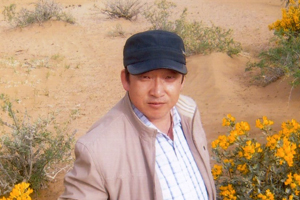 翻譯獎(jiǎng)：蒙古文譯漢文作者：馬英（蒙古族）         創(chuàng)作感言　　文學(xué)翻譯的要理在于“信、達(dá)、雅”，詩歌也好，小說也好，都遵循這個(gè)原則。我的文學(xué)翻譯實(shí)踐也是基本按著這個(gè)軌跡進(jìn)行的。從蒙古文譯成漢語的時(shí)候，最難的是民俗民風(fēng)、宗教文化、游牧生活的內(nèi)容以及與之相對應(yīng)的詞匯。要知道，蒙古語中的許多詞匯，在漢語詞典里是找不到的，蒙漢詞典里也找不到……