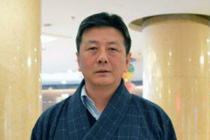 翻譯獎(jiǎng)：藏文譯漢文作者：久美多杰（藏族）         創(chuàng)作感言　　民族文學(xué)的翻譯是民族間的文化交流，它起著溝通各族人民思想感情的橋梁與紐帶作用，對于促進(jìn)各民族之間互相理解、相互尊重，增進(jìn)團(tuán)結(jié)友誼、構(gòu)建和諧社會(huì)具有重要的意義。感謝中國作家協(xié)會(huì)，獎(jiǎng)勵(lì)了我一匹駿馬，鼓勵(lì)我繼續(xù)做好文學(xué)翻譯工作。我會(huì)珍惜這份榮譽(yù)。