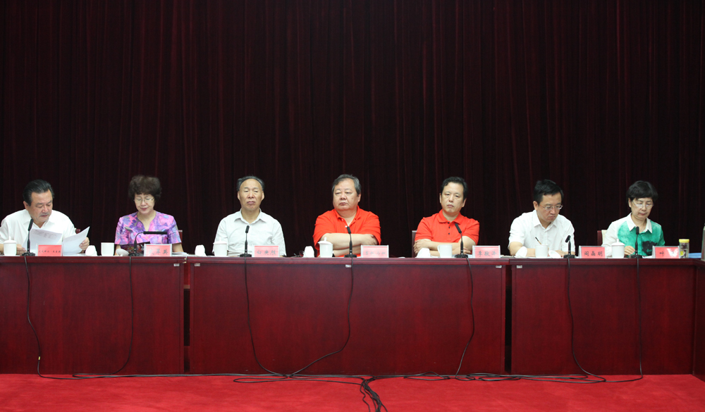 8月2日，第十一屆全國少數(shù)民族文學(xué)創(chuàng)作“駿馬獎(jiǎng)”終評(píng)會(huì)議在北京舉行，圖為終評(píng)評(píng)委。