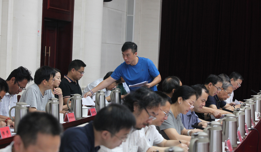 8月2日，第十一屆全國少數(shù)民族文學(xué)創(chuàng)作“駿馬獎(jiǎng)”終評(píng)會(huì)工作人員分發(fā)選票