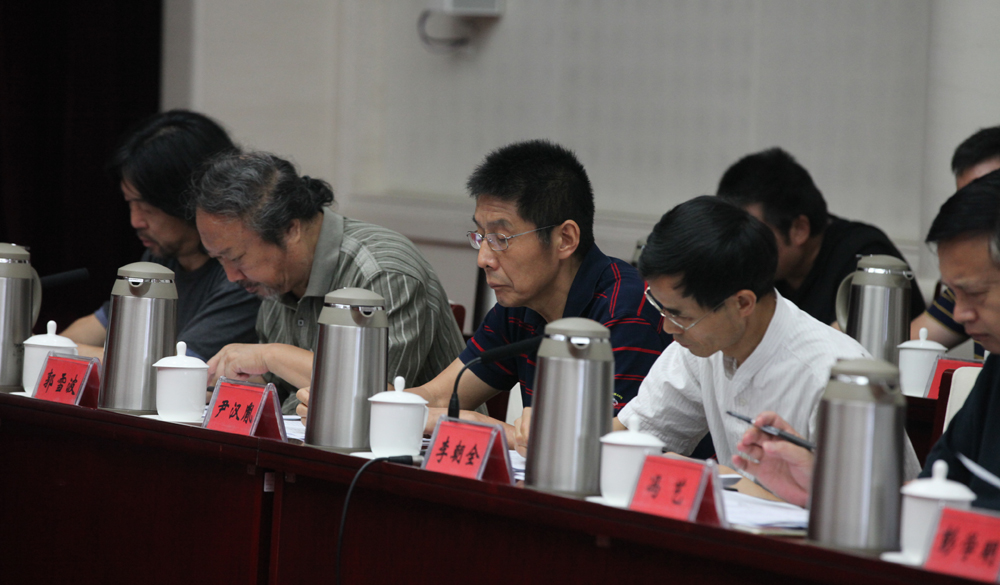 8月2日，第十一屆全國少數(shù)民族文學(xué)創(chuàng)作“駿馬獎(jiǎng)”終評(píng)會(huì)評(píng)委畫票
