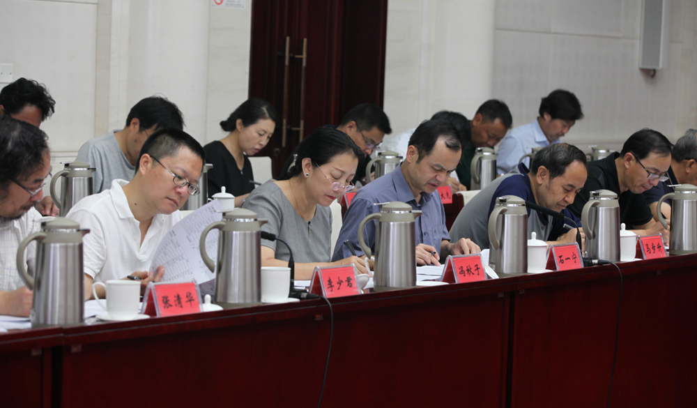 8月2日，第十一屆全國少數(shù)民族文學(xué)創(chuàng)作“駿馬獎(jiǎng)”終評(píng)會(huì)評(píng)委畫票