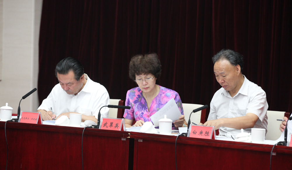 8月2日，第十一屆全國少數(shù)民族文學(xué)創(chuàng)作“駿馬獎(jiǎng)”終評(píng)會(huì)評(píng)委畫票