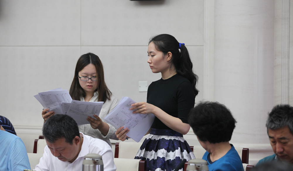 8月2日，第十一屆全國少數(shù)民族文學(xué)創(chuàng)作“駿馬獎(jiǎng)”終評(píng)會(huì)工作人員收回評(píng)委投票