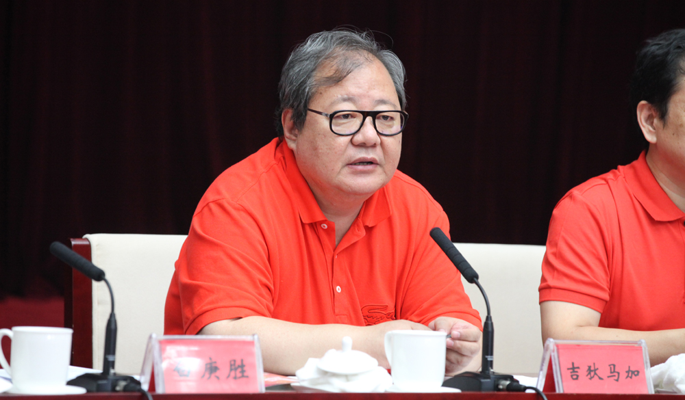 8月2日，評(píng)委會(huì)主任吉狄馬加在終評(píng)會(huì)上講話