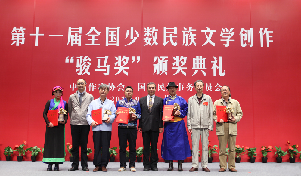 李冰、廖奔、吳義勤為散文獎(jiǎng)獲獎(jiǎng)?wù)哳C獎(jiǎng)