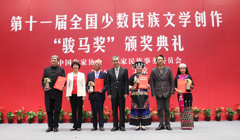 錢小芊、何建明、武翠英為報(bào)告文學(xué)獎(jiǎng)獲獎(jiǎng)?wù)哳C獎(jiǎng)