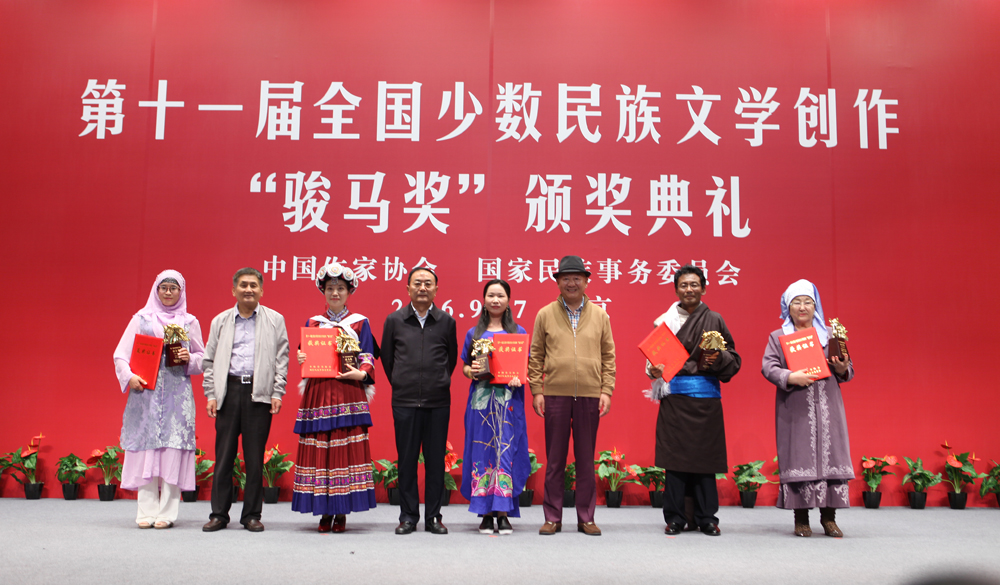 李昌平、丹增、葉辛為中短篇小說獎(jiǎng)獲獎(jiǎng)?wù)哳C獎(jiǎng)