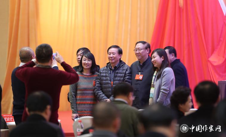 11月29日，與會(huì)者會(huì)場(chǎng)拍照留念