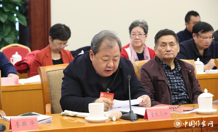 11月28日，吉狄馬加在中國(guó)作協(xié)八屆十一次主席團(tuán)會(huì)上宣讀文件。