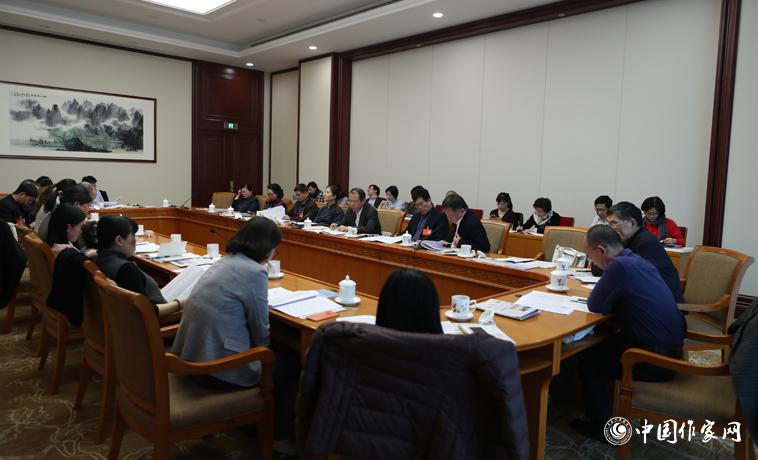 11月30日下午，上海代表團(tuán)分組學(xué)習(xí)討論。