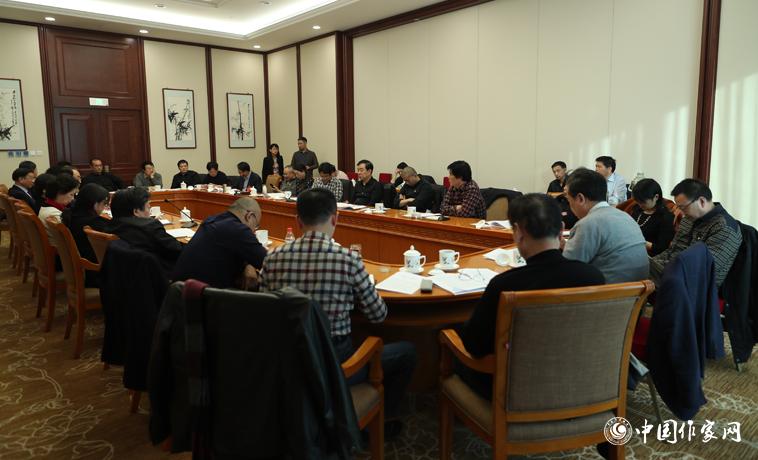 11月30日下午，江蘇代表團(tuán)分組學(xué)習(xí)討論。