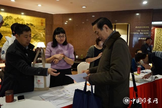 11月28日，中國(guó)作協(xié)第九次全國(guó)代表大會(huì)與會(huì)代表報(bào)到。