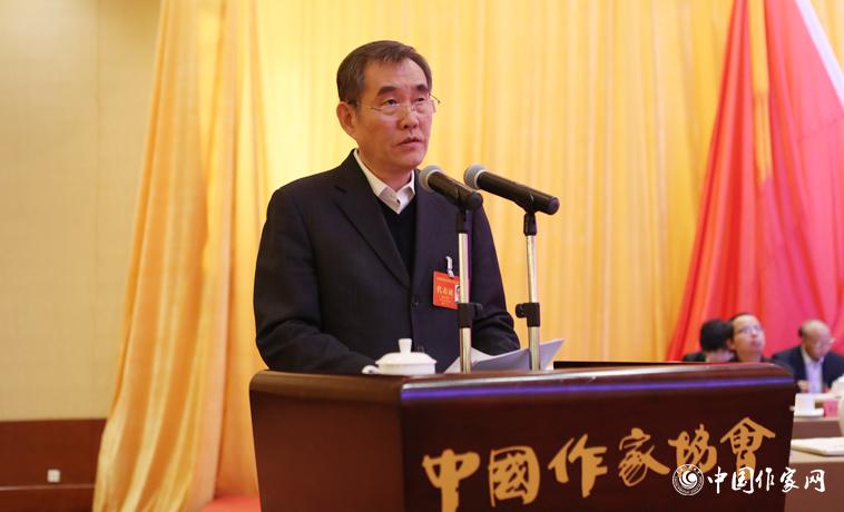 12月1日，錢小芊作《中國(guó)作家協(xié)會(huì)第八屆全國(guó)委員會(huì)工作報(bào)告》。