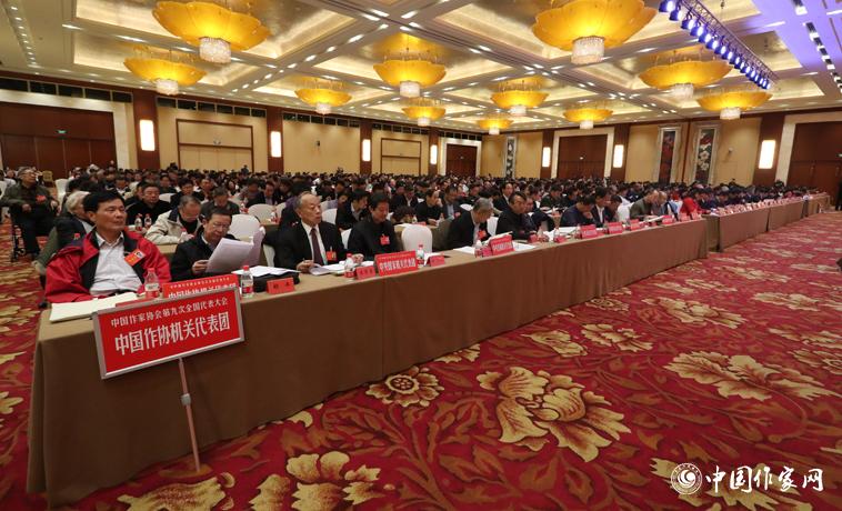 12月1日，中國(guó)作家協(xié)會(huì)第九次全國(guó)代表大會(huì)第二次全體會(huì)議召開。