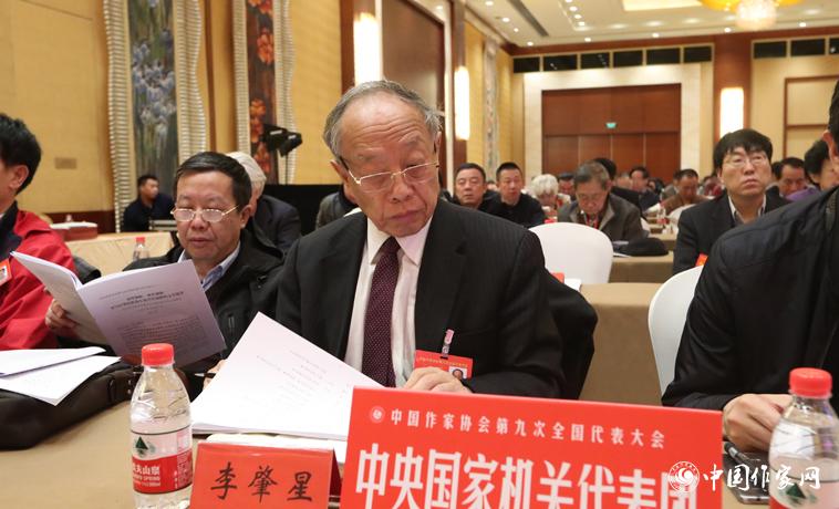 12月1日，中國(guó)作協(xié)第九次全國(guó)代表大會(huì)第二次全體會(huì)議召開，代表李肇星聽(tīng)取報(bào)告。