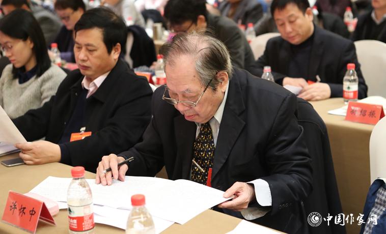 12月1日，中國(guó)作家協(xié)會(huì)第九次全國(guó)代表大會(huì)第二次全體會(huì)議召開，代表許懷中聽(tīng)取報(bào)告。