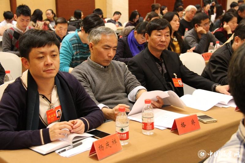 12月1日，第二次全體會(huì)召開，與會(huì)代表聽(tīng)取報(bào)告。