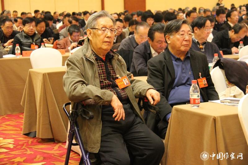 12月1日，第二次全體會(huì)上，代表們認(rèn)真聽(tīng)工作報(bào)告