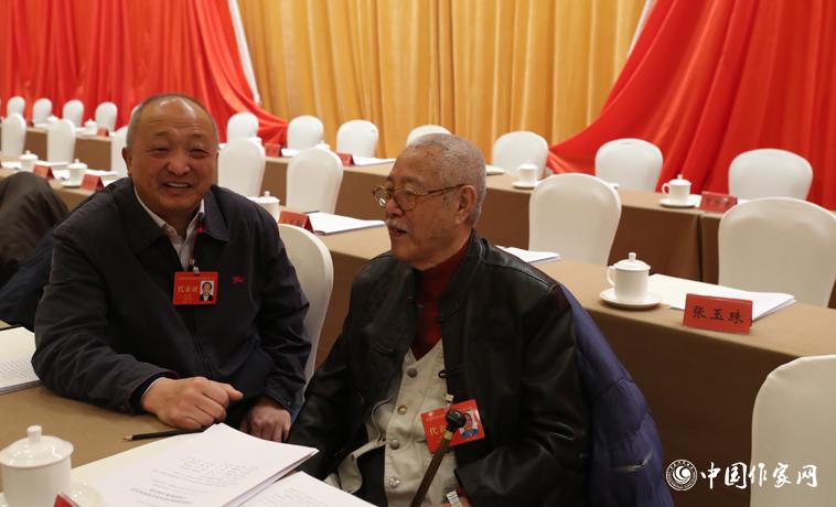 12月1日，第二次全體會(huì)議開始前，與會(huì)代表劉恒、鄧友梅交談。