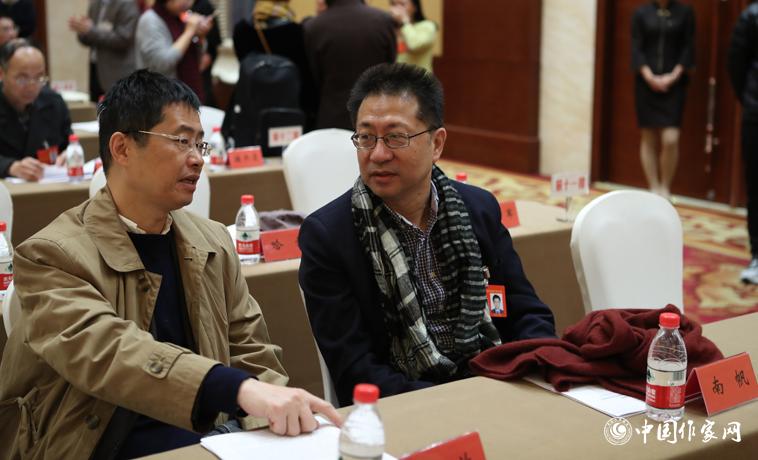 12月1日，第二次全體會(huì)議開始前，與會(huì)代表南帆、洪放交談。