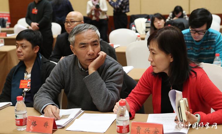 12月1日，第二次全體會(huì)議開始前，與會(huì)代表交談。
