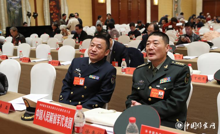12月1日，第二次全體會(huì)議開始前，與會(huì)代表徐貴祥、李亞交談。