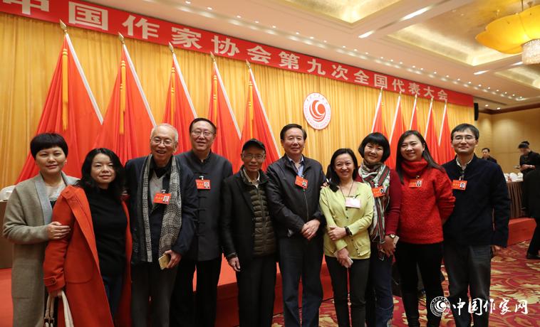 12月1日，第二次全體會(huì)議開始前，部分代表合影。