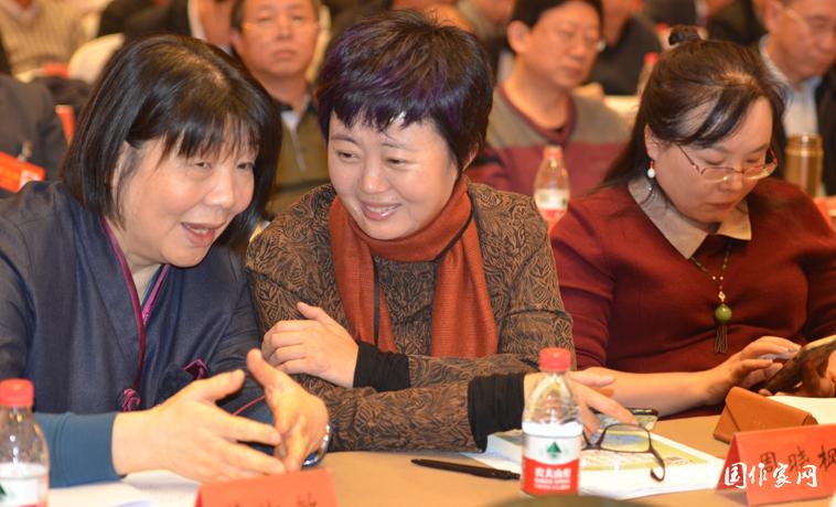 12月1日，作家畢淑敏和周曉楓在會(huì)前交談