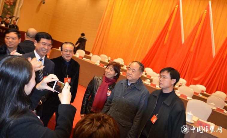12月1日，莫言被粉絲代表們簇?fù)?/></a><em></em><p><i class=