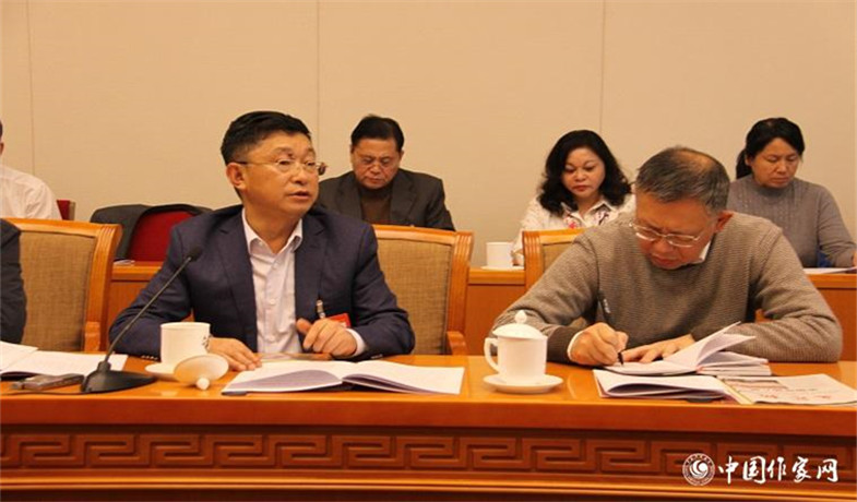 11月30日，黑龍江、四川代表團(tuán)分組學(xué)習(xí)討論，代表阿來(lái)發(fā)言。
