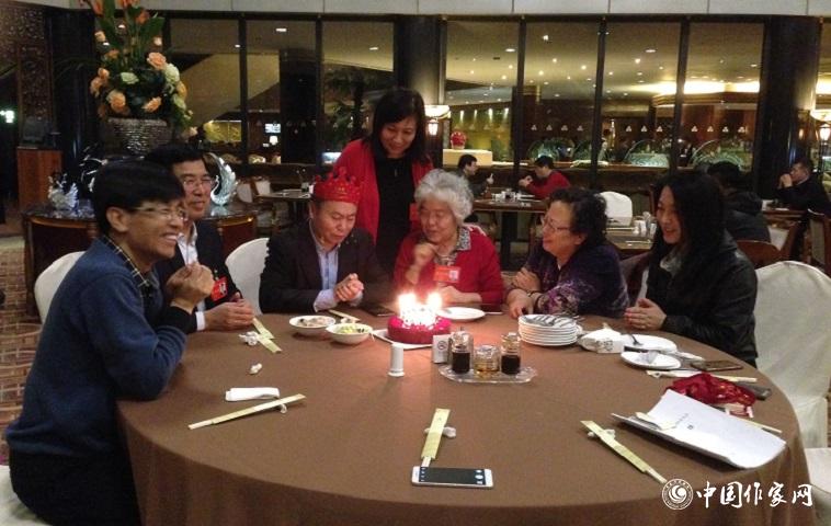 12月1日，代表與工作人員為山東作家譚好哲慶祝生日。
