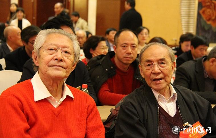 代表束沛德、崔道怡在報(bào)告會(huì)會(huì)場(chǎng)。