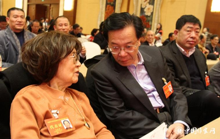 文潔若、李福明等代表在報(bào)告會(huì)前交談。