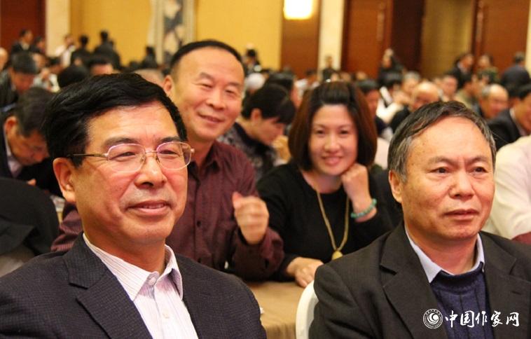 楊學(xué)峰、譚好哲等山東作家充滿期待地等待聆聽(tīng)報(bào)告。