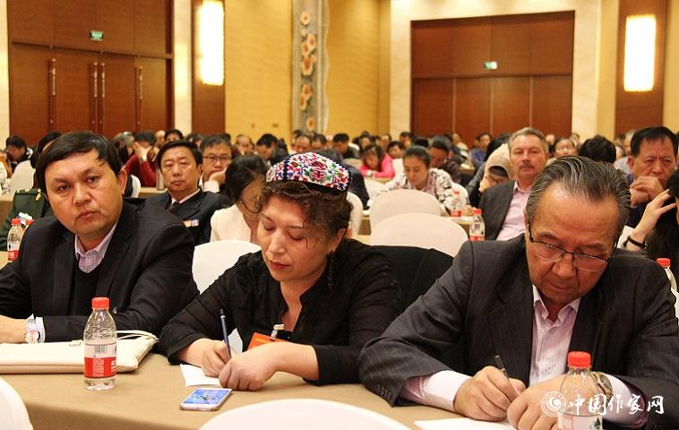 代表們?cè)趪?guó)際形勢(shì)與外交工作報(bào)告會(huì)上認(rèn)真記錄。