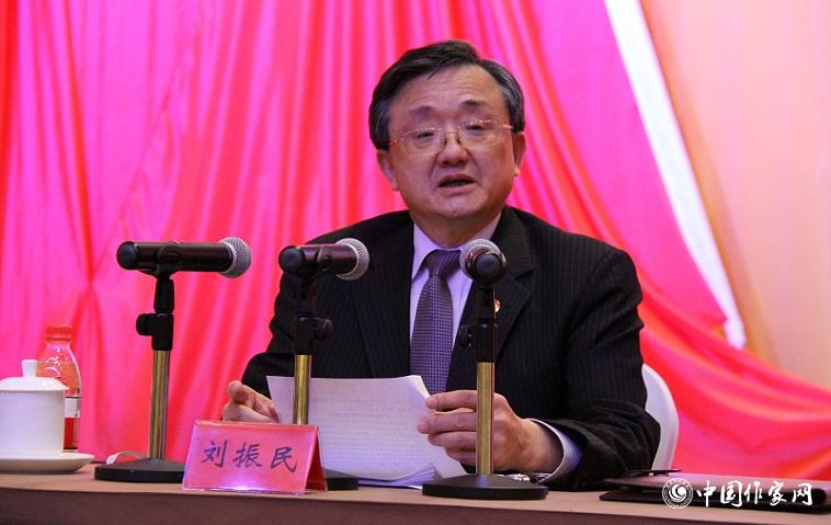 12月2日下午，外交部副部長(zhǎng)劉振民為代表們作國(guó)際形勢(shì)與外交工作報(bào)告。