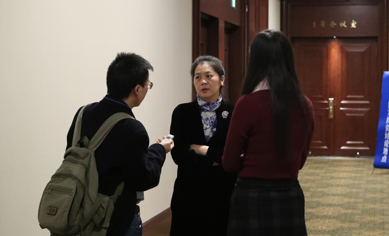 12月1日，黑龍江、四川代表團(tuán)分組學(xué)習(xí)討論，遲子建代表接受媒體采訪。