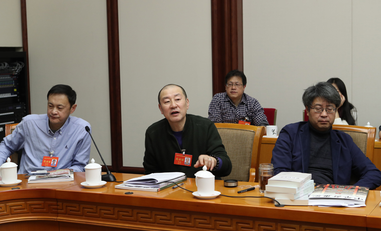 12月1日，黑龍江、四川團(tuán)分組學(xué)習(xí)討論，蔣藍(lán)發(fā)言。