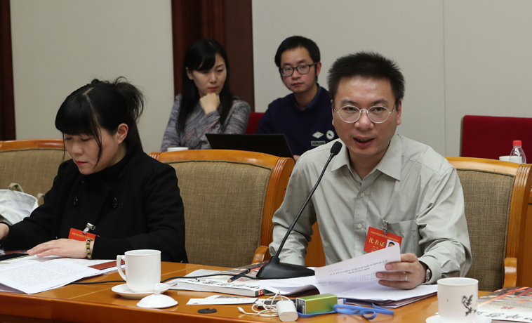 12月1日，上海代表團(tuán)分組學(xué)習(xí)討論，路內(nèi)發(fā)言。