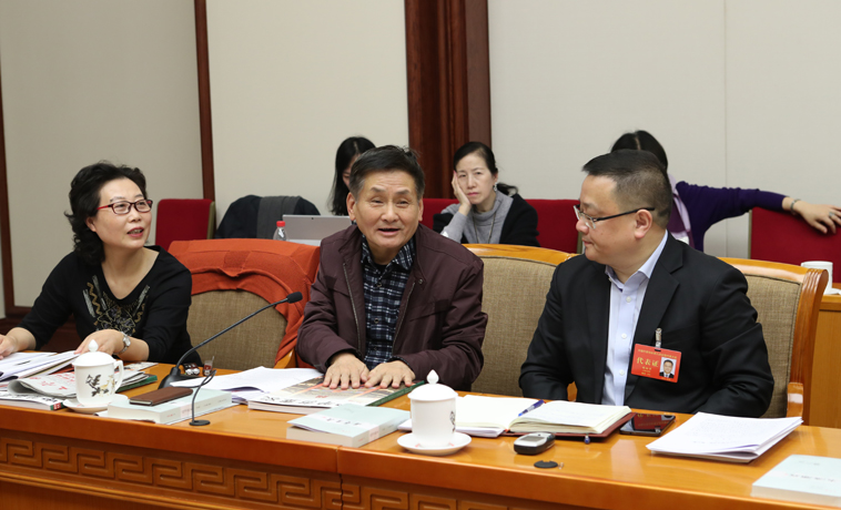 12月1日，上海代表團(tuán)分組學(xué)習(xí)討論，葉辛發(fā)言。