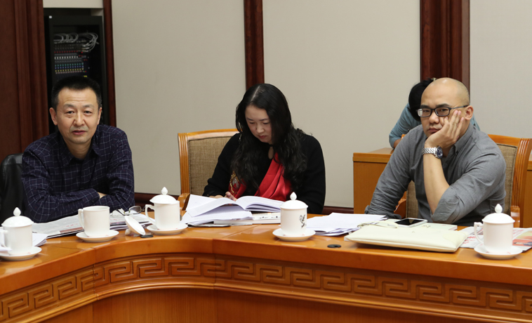 12月1日，江蘇代表團(tuán)分組學(xué)習(xí)討論，汪政發(fā)言。