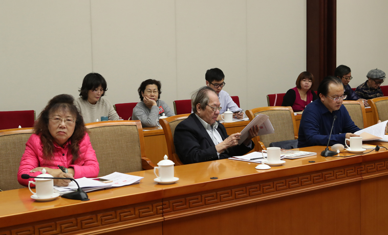 12月1日，福建、湖南團(tuán)分組學(xué)習(xí)討論。
