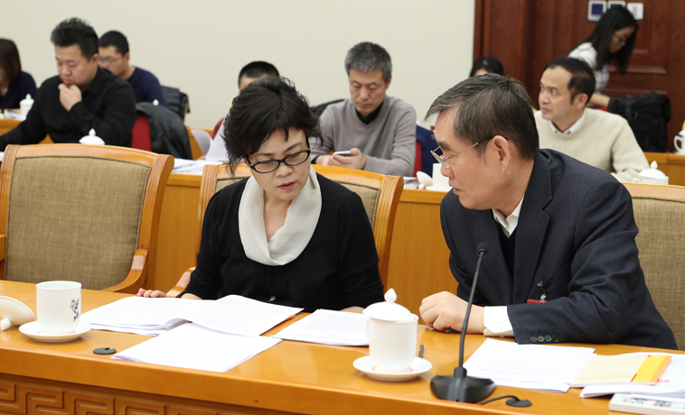 12月1日，中國(guó)作協(xié)代表團(tuán)分組學(xué)習(xí)討論，鐵凝、錢小芊交流。